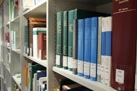 现代图书馆里，书架排列整齐，供人们学习和研究使用