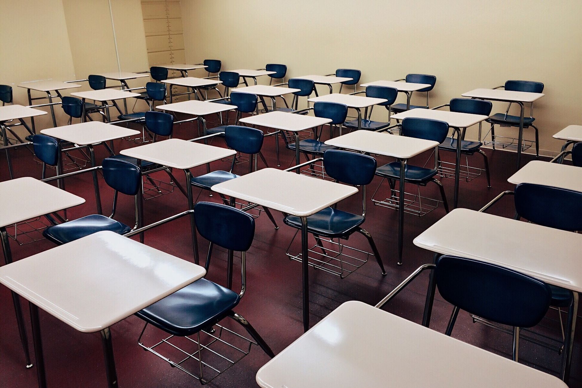 Moeder houdt kinderen thuis van school vanwege drukte
