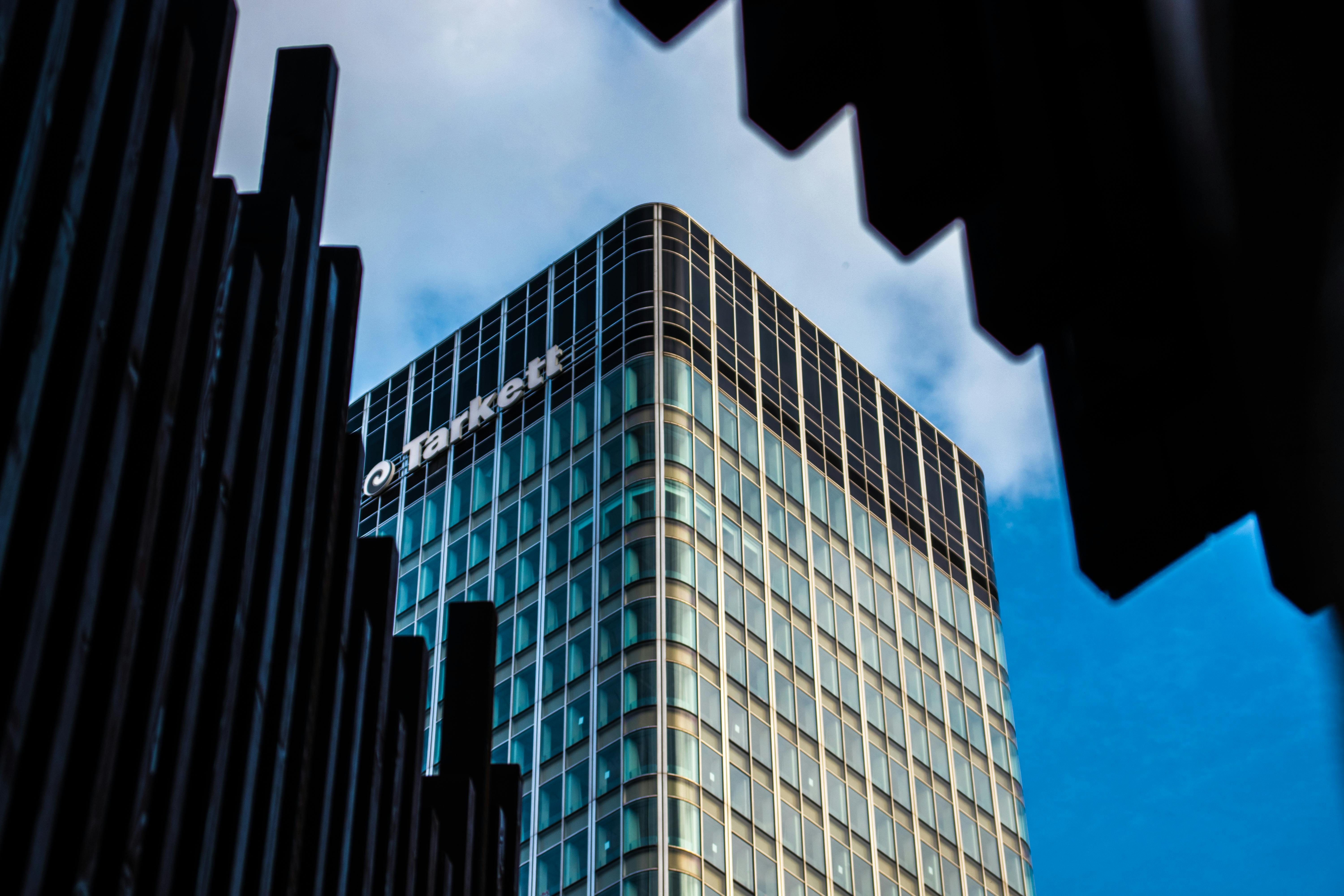 巴黎的当代玻璃办公楼采用未来主义设计，映衬着清澈的蓝天