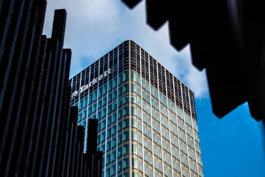 巴黎的当代玻璃办公楼采用未来主义设计，映衬着清澈的蓝天