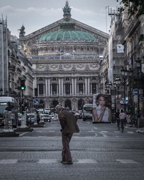 巴黎加尼耶宫外白天繁华街景