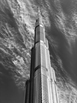 迪拜多云天空下，哈利法塔的黑白图像向上延伸