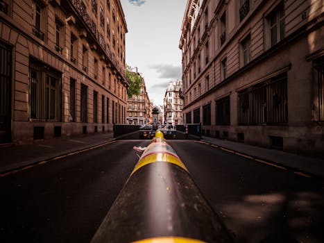 巴黎市中心风景如画的街景，展现了经典建筑与城市魅力
