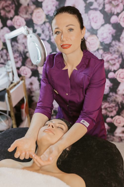Free A female esthetician providing a relaxing facial massage at a spa, promoting skincare and wellness. Stock Photo