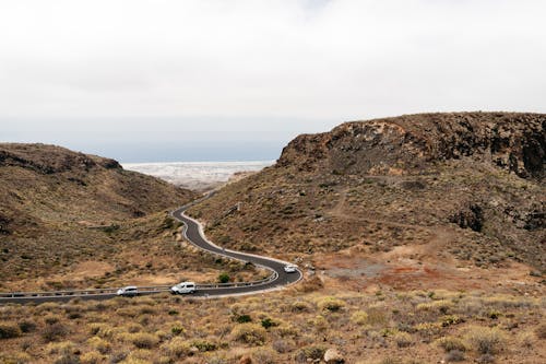 Weiße Fahrzeuge Auf Grauer Top Road