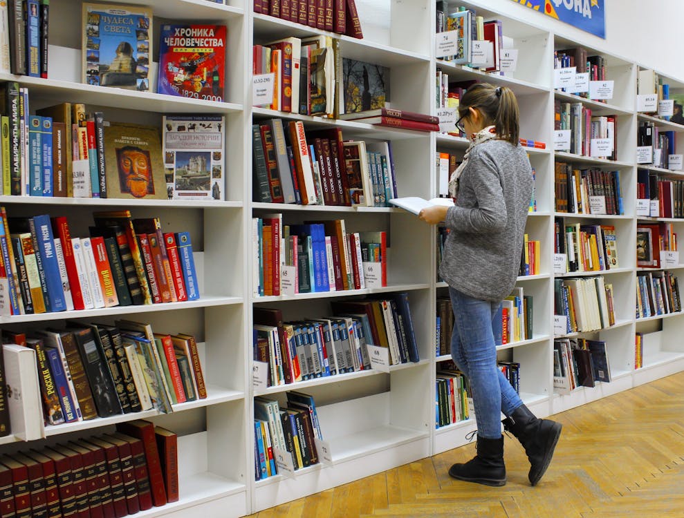 mujer en librería