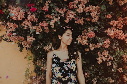 Foto De Mujer Cerca De Flores