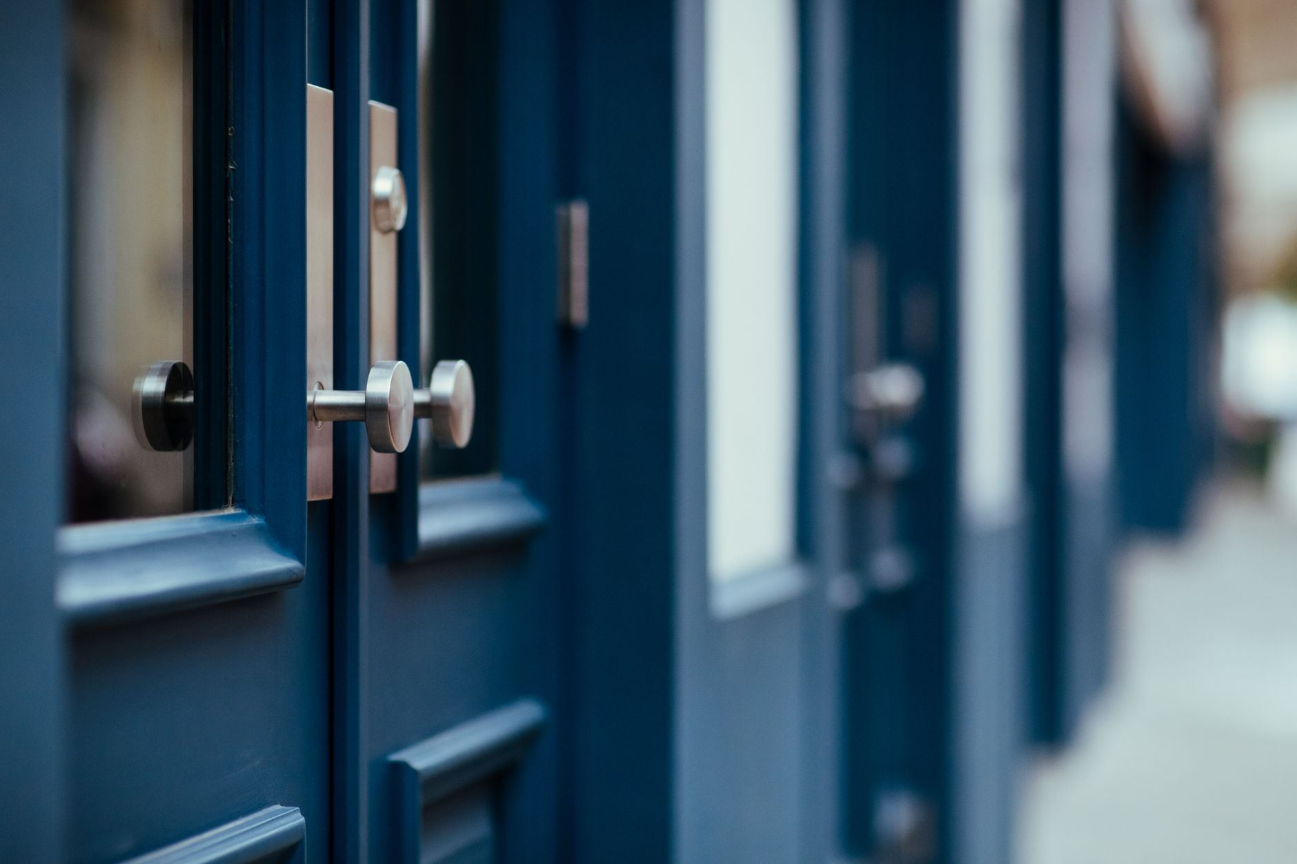Portes d'entrée avec cylindres européens, illustrant une entrée sécurisée