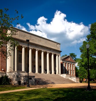 阳光明媚，历史悠久的新古典主义大学图书馆矗立着柱子