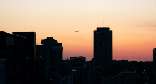 Kostenloses Stock Foto zu architektur, flugzeug, himmel