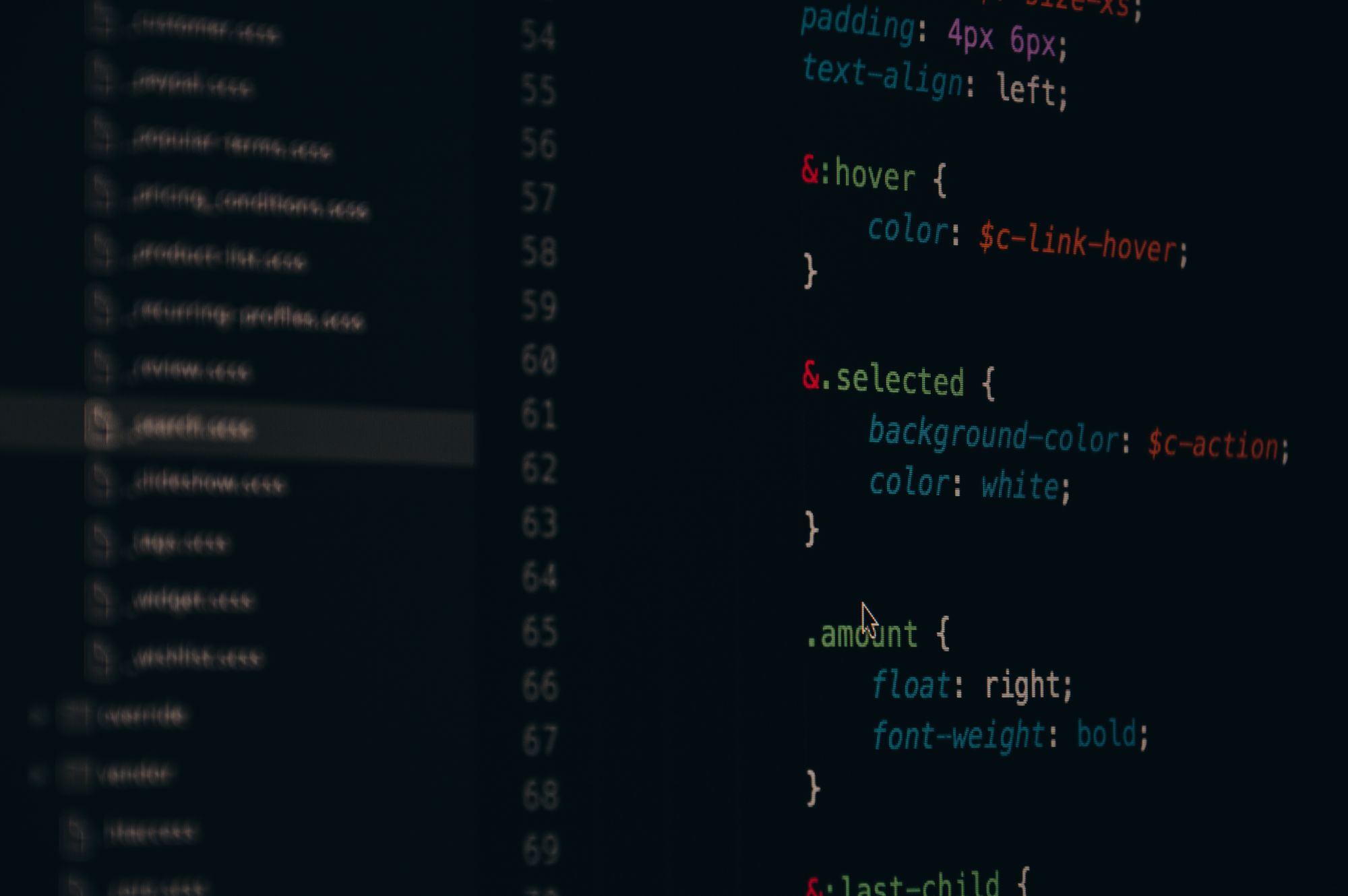 Pantalla de computadora con código de programación sobre fondo oscuro y un teclado en primer plano
