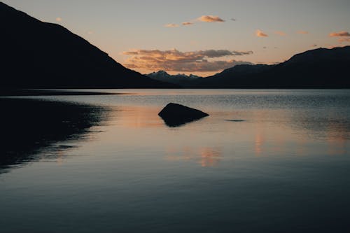 Ilmainen kuvapankkikuva tunnisteilla auringonlasku, järvi, kallio