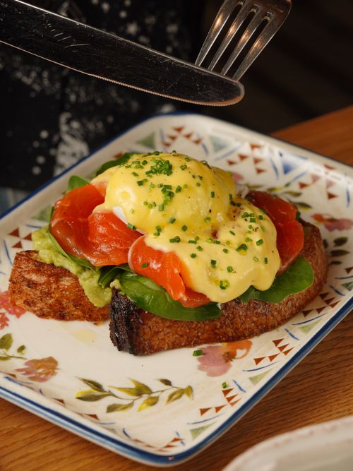 Free Close-up of eggs benedict with smoked salmon and hollandaise sauce served on toast. Stock Photo