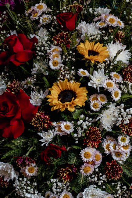 Fotomural Lujoso ramo floral con girasoles, rosas y margaritas en una rica paleta de colores.