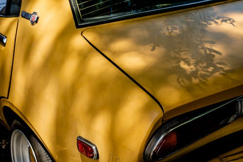 żółty Klasyczny Samochód Datsun