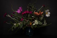 鲜艳的什锦鲜花插在花瓶中，背景鲜明