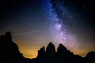 在意大利多洛米蒂山脉的崎岖山峰上，可以欣赏到银河系的壮丽景色