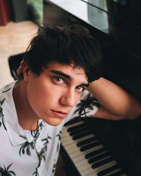 室内，一名黑发年轻人若有所思地在三角钢琴前摆姿势