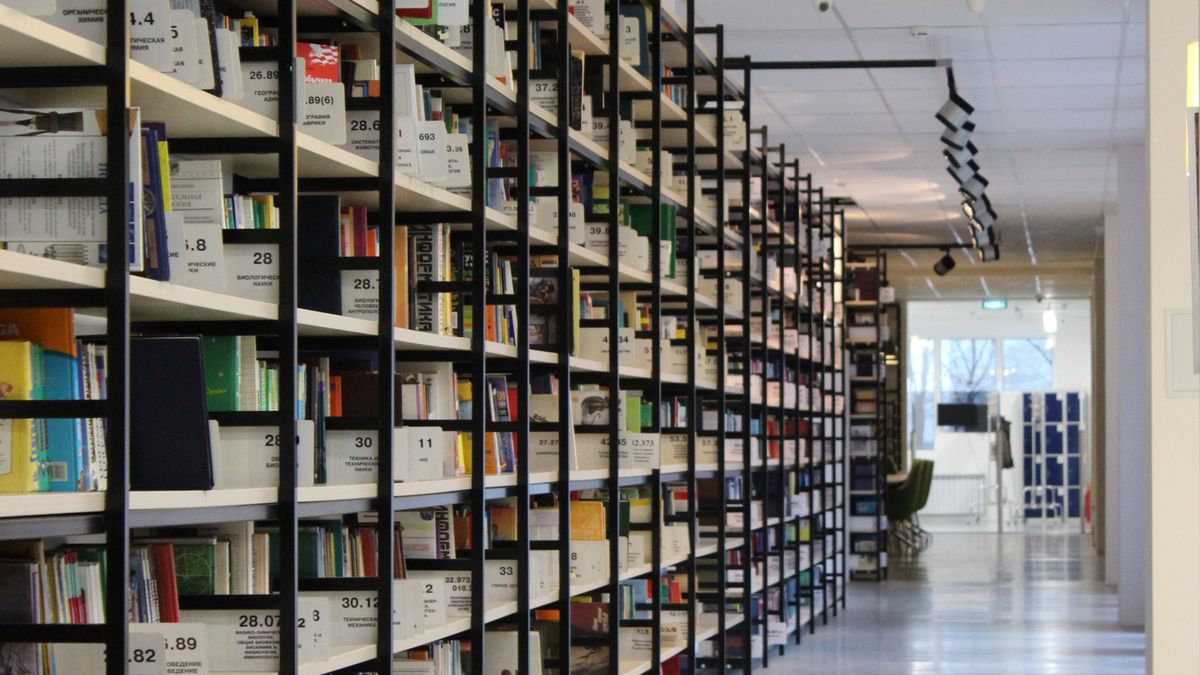 本棚が並ぶ図書館の内部