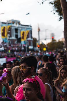 街头游行热闹非凡，人群多元，服装色彩缤纷，洋溢着节日气氛