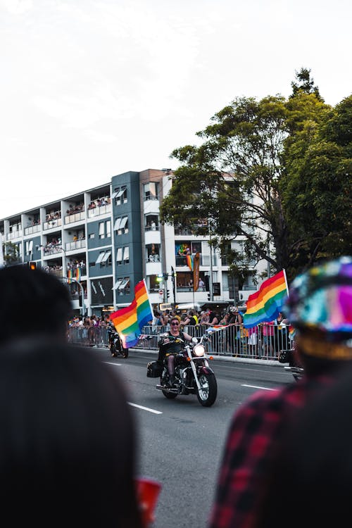 Mensen Op Motorfietsen In Een Parade