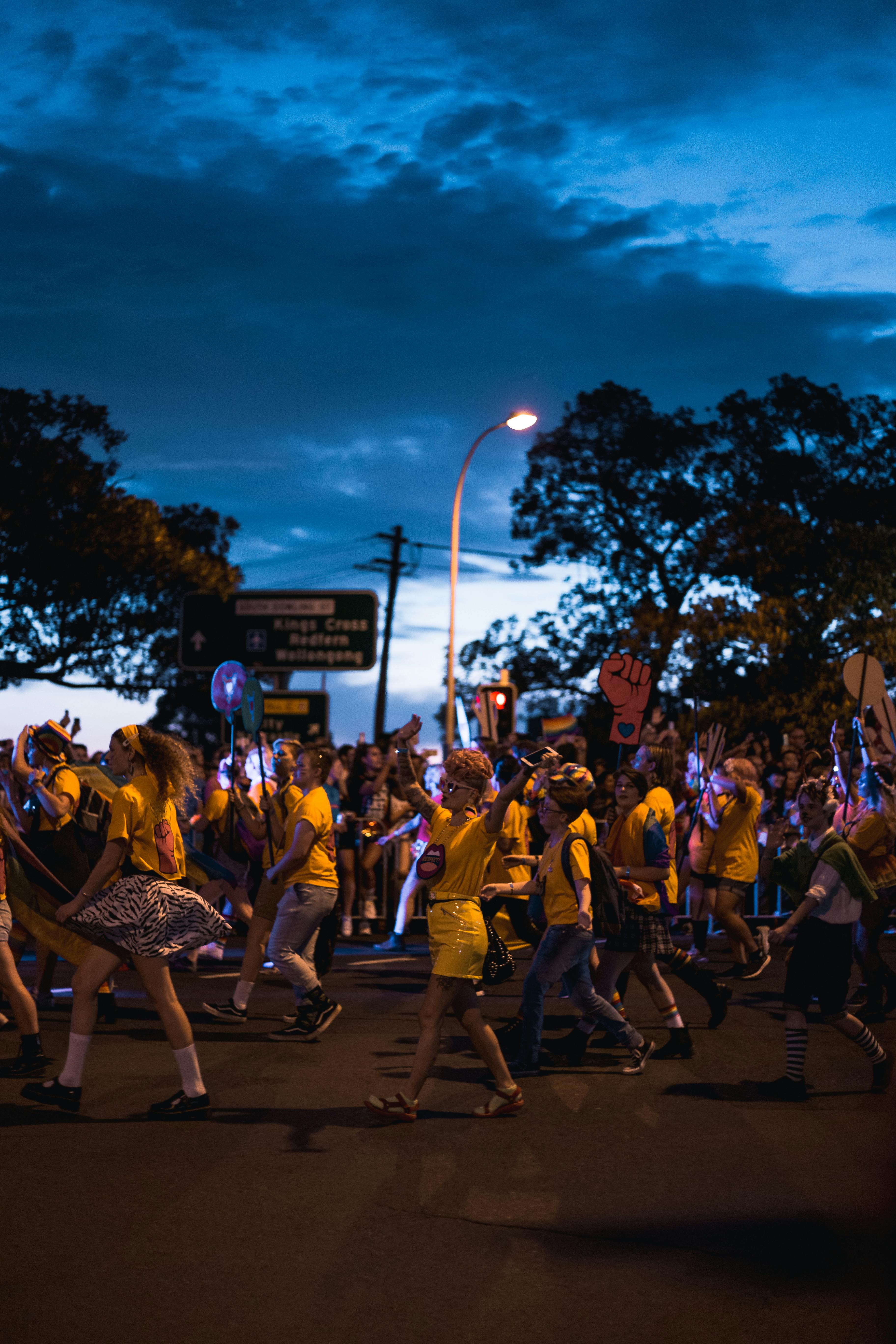 夜晚的街头游行充满活力，舞者与灯火通明的人群热闹非凡