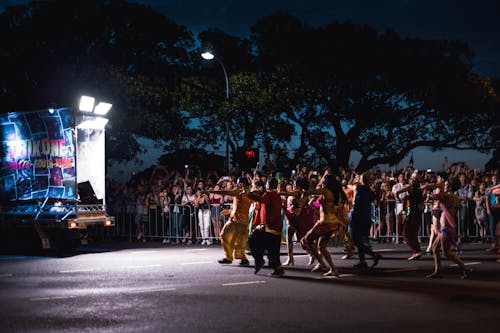 一群人在夜間在街上跳舞