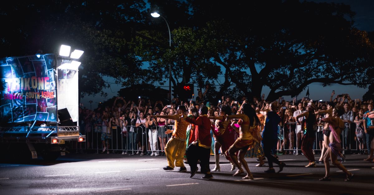 Groupe De Personnes Dansant Dans La Rue Pendant La Nuit Photo Gratuite groupe-de-personnes-dansant-dans-la-rue-pendant-la-nuit-photo-gratuite