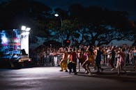 热闹的街道上，舞者们通过充满活力的夜间游行庆祝多样性