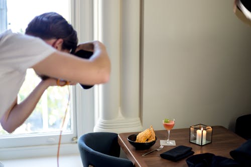 Man Nemen Foto Van Een Levensmiddel Op Tafel