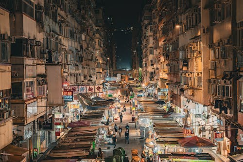 ночной рынок на темпл стрит в гонконге