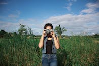 一位女子在郁郁葱葱的户外景观中随意、自然地拍摄