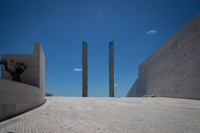 Laboratorio universitario con estaciones de trabajo