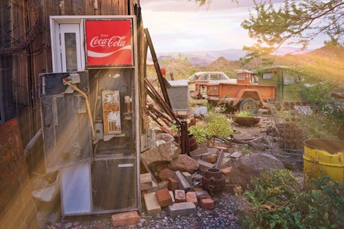 Kostenlos Brauner Und Roter Coca Cola Verkaufsautomat Stock-Foto