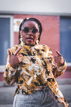 一位自信的女人穿着时尚服装，戴着太阳镜，在户外摆着姿势