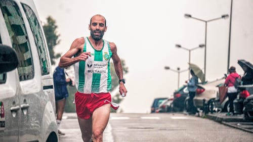 Základová fotografie zdarma na téma běžecký závod, déšť, dospělý