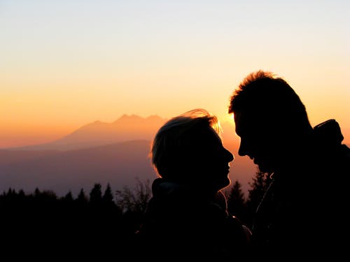 Free Silhouette Couple Kissing Against Sky during Sunset Stock Photo