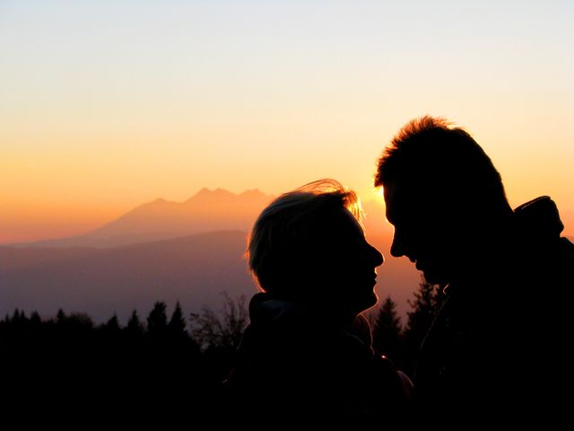 Silhouet van koppel tegen een berglandschap