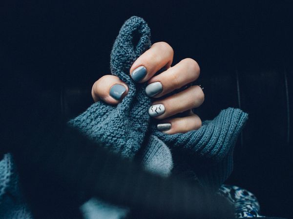 Smoky grey manicure