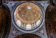 里斯本大教堂的圆顶建筑结构复杂，其细节和历史设计令人惊叹