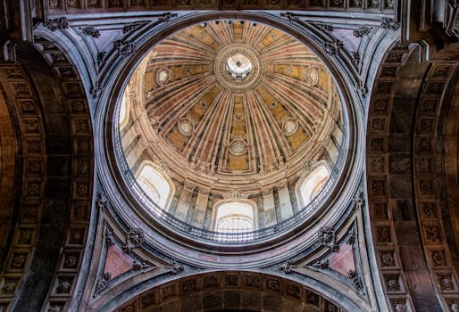 里斯本大教堂的圆顶建筑结构复杂，其细节和历史设计令人惊叹