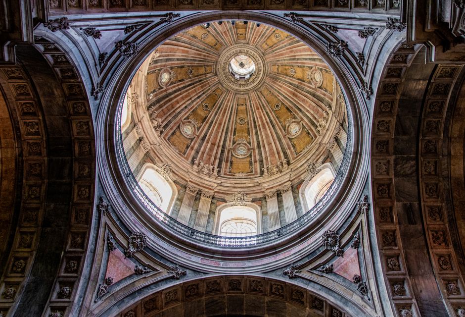Arquitectura de cúpula intrincada de una catedral de Lisboa, mostrando impresionantes detalles y un diseño histórico.