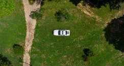 一架无人机拍摄了田纳西州查塔努加郁郁葱葱绿地上的一辆白色汽车