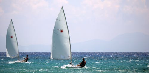 Twee Windsurfers Op Zee