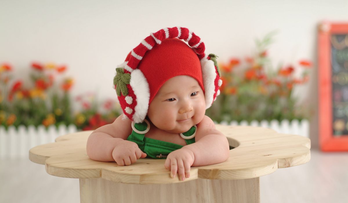 환하게 웃고 있는 아기