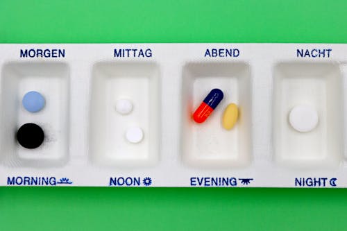 Hospital Daily Medicine Divider on Green Background (English and German)