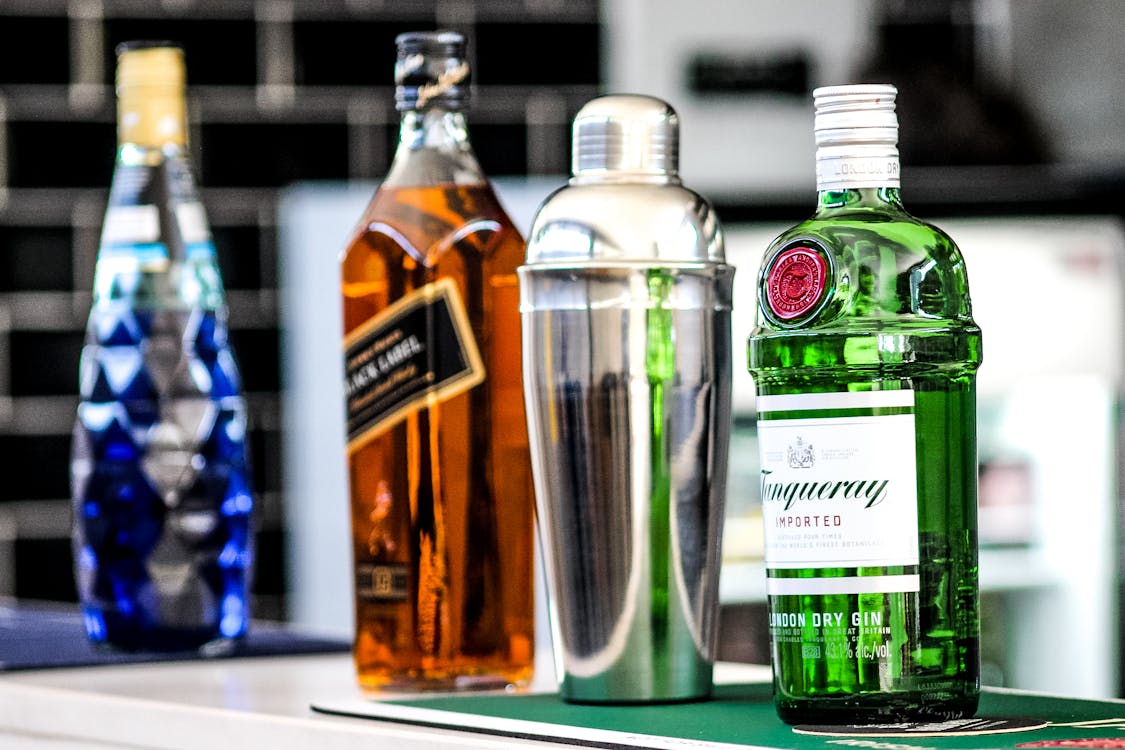 Cuatro Botellas De Alcohol Diferentes · Foto de stock gratuita
