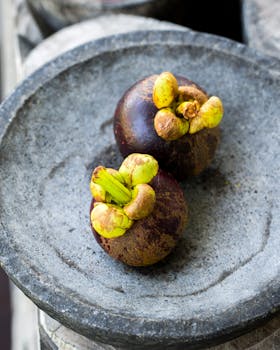 质朴石盘上山竹成熟的特写，展现了其新鲜的热带魅力