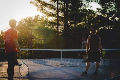 Foto Tiga Pria Bermain Tenis