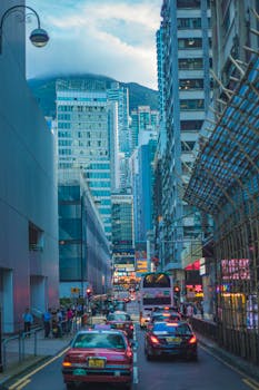 黄昏时分，香港高耸的摩天大楼间，繁忙交通的动态街景一览无余